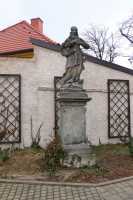 Slaný - sochy v klášterní aleji